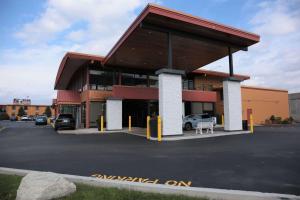 un estacionamiento frente a un edificio en Quality Inn O'Hare Airport, en Schiller Park