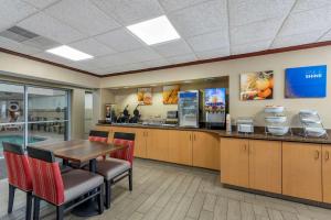 A restaurant or other place to eat at Comfort Suites Mason near Kings Island