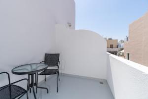 Rõdu või terrass majutusasutuses Central Fira Suites