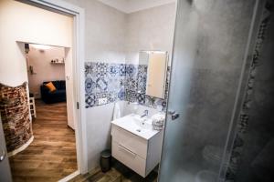 łazienka z umywalką i prysznicem w obiekcie Vivi nel cuore del centro storico di Genova w Genui +24 zdjęcia