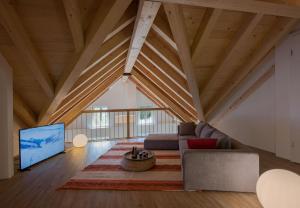 a living room with a couch and a tv at Le Manoir Penthouse in Wengen