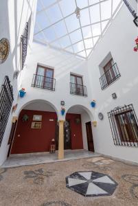 ein Gebäude mit roten und weißen Wänden und einer Glasdecke in der Unterkunft Los Omeyas in Córdoba