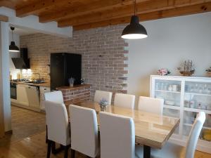 Kuchyňa alebo kuchynka v ubytovaní Villa Stone Pearl with heated swimming pool