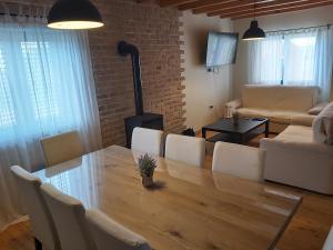 Posedenie v ubytovaní Villa Stone Pearl with heated swimming pool