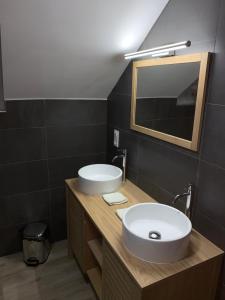Koupelna v ubytování Nuit des étoiles gîte avec piscine et SPA communs