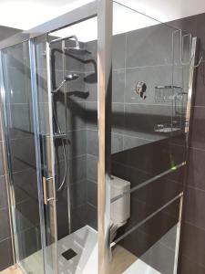 Koupelna v ubytování Nuit des étoiles gîte avec piscine et SPA communs