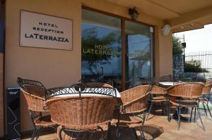 星多伊蘭的住宿－Hotel La Terrazza，餐厅前的一组桌椅