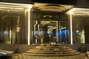 a group of stairs in a room with a mirror at ALJAWHARA ALZARQAA FOR SERVICED APARTMENTS Est 2 in Rabigh