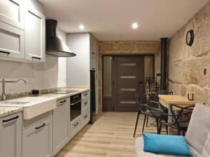 Kuchyň nebo kuchyňský kout v ubytování Casa O Sobrado