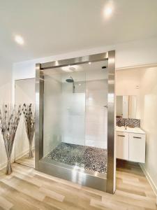 een badkamer met een douche en een glazen wand bij CAUVI - Antibes Centre, WIFI, Climatisation, 4 personnes in Antibes