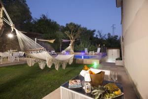 eine Terrasse mit 2 Hängematten und einem Tisch mit Obst in der Unterkunft AMORE RENTALS - Villa Felice in Massa Lubrense