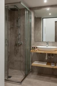 La salle de bains est pourvue d'une douche et d'un lavabo. dans l'établissement STAY INN, à Athènes