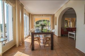 une salle à manger avec une table et des chaises blanches dans l'établissement Unique villa with a homey atmosphere in Altea La Vella, à Bernia