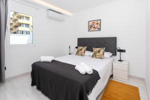 Un dormitorio blanco con una cama con sábanas y almohadas blancas. en New 3BR with great terrace By CanariasGetaway, en San Bartolomé 63 fotos más
