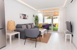 Una sala de estar con un sofá y un televisor. en New 3BR with great terrace By CanariasGetaway, en San Bartolomé