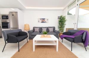 Una sala de estar con un sofá y dos sillas y una mesa. en New 3BR with great terrace By CanariasGetaway, en San Bartolomé