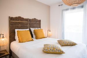 ポルト・ヴェッキオにあるRésidence Saint Cyprien plageのベッドルーム(白い大型ベッド、黄色い枕付) +91枚の写真