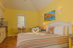 Ein Bett oder Betten in einem Zimmer der Unterkunft Key West Villas