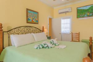Ein Bett oder Betten in einem Zimmer der Unterkunft Key West Villas