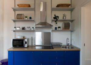 eine Küche mit Mikrowelle und Spüle in der Unterkunft MilanoView Apartment in Mailand