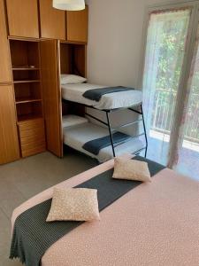 sypialnia z materacem na łóżku w obiekcie Ennodio Apartment w Como
