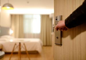 una persona que abre una puerta a una habitación de hotel en Apartement 24, Hotell, en Estocolmo