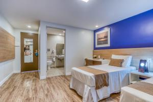 Postel nebo postele na pokoji v ubytování Cais da Praia Hotel