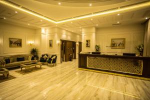 eine Lobby mit einer Rezeption und einer Couch in der Unterkunft HOTEL PALAIS ROYAL in Sfax