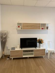 Televízia a/alebo spoločenská miestnosť v ubytovaní Apartamentos Costa de la Luz Béjar 28-30