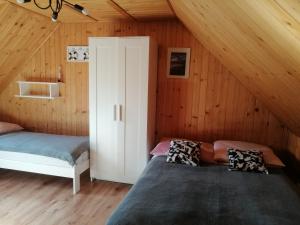 En eller flere senge i et værelse på Domki Maharówka Ostrowo