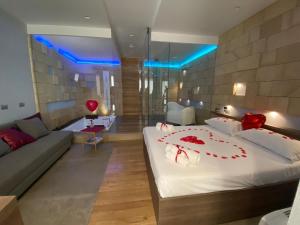 um quarto de hotel com uma cama e um sofá em Mater Aquae em Matera