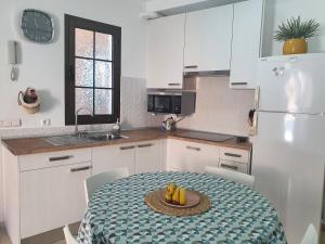 a kitchen with a table with a plate of fruit on it at Mi Cotillo in Cotillo