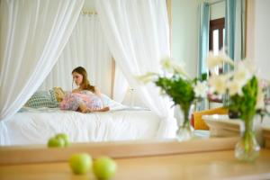 Postel nebo postele na pokoji v ubytování Petinos Beach Hotel