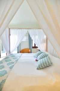 Postel nebo postele na pokoji v ubytování Petinos Beach Hotel