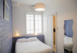 a small bedroom with a bed and a window at La Pergola d'Arcachon in Arcachon +42 photos