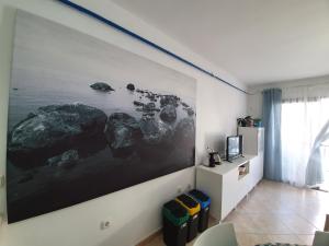 una sala de estar con una gran pintura en la pared en Mi Cotillo en El Cotillo