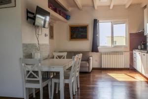 eine Küche und ein Esszimmer mit einem Tisch und Stühlen in der Unterkunft Attico con terrazza unico in Cagliari