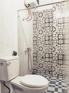 a bathroom with a toilet and a shower at PHÚC ANH Hotel 1 in Bản Co