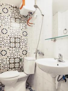 a bathroom with a toilet and a sink at PHÚC ANH Hotel 1 in Bản Co