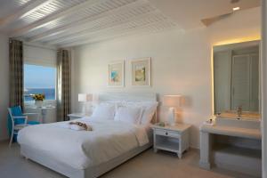 Postel nebo postele na pokoji v ubytování Petinos Beach Hotel