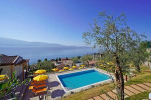 The swimming pool at or close to Residence Dany appartamenti con cucina vista lago piscina e parcheggio