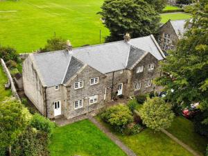 - une vue aérienne sur une grande maison en pierre dans l'établissement Cathedral View, à Tideswell