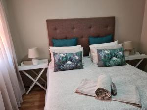 Un pat sau paturi într-o cameră la Royal Apartments Kimberley