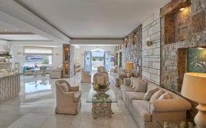 a large living room with couches and chairs at Petinos Beach Hotel in Platis Gialos