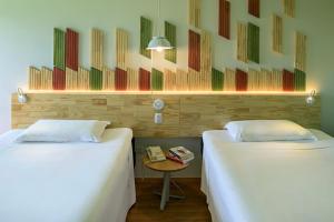 Postel nebo postele na pokoji v ubytování Hotel Nacional Inn Curitiba Santa Felicidade