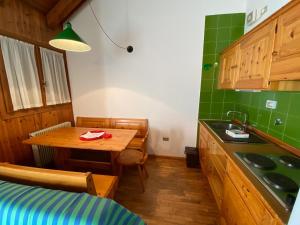 A kitchen or kitchenette at Residence Tarvisio Camporosso