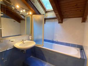 A bathroom at Residence Tarvisio Camporosso