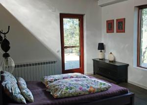 1 dormitorio con 1 cama, vestidor y ventana en Casa El Pinar, en Beceite