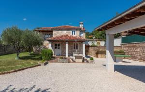 duży kamienny dom z patio przed nim w obiekcie Didova Villa in the Heart of Istria w mieście Jakići