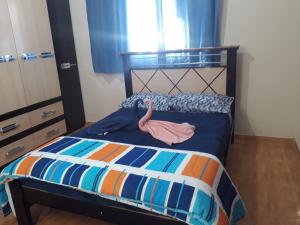 Un dormitorio con una cama con azul y naranja. en Casa em São Francisco Xavier/sp, en São Francisco Xavier